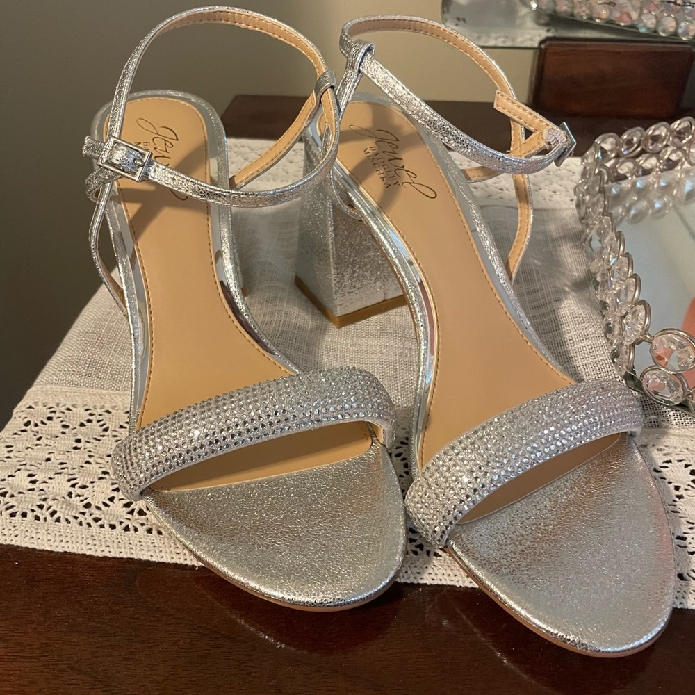 Silver Earlene Jewel Badgley Mischka Block Heel 7.5 new in box